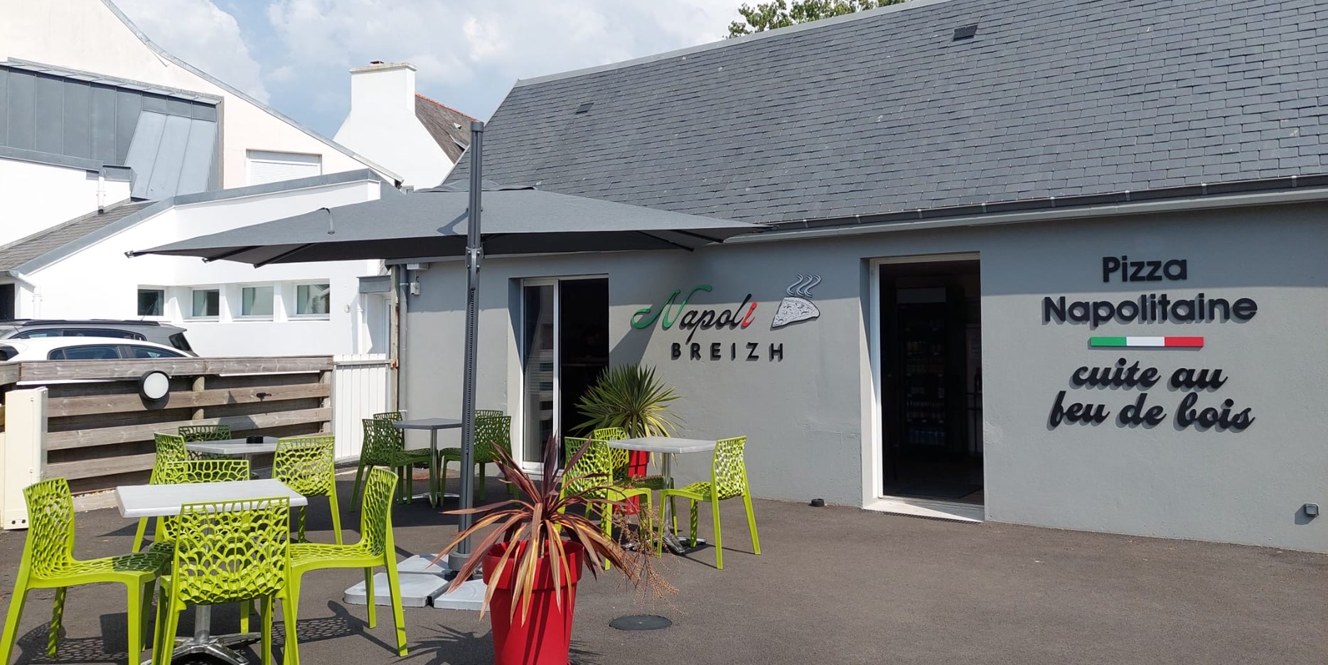 La terrasse et la devanture de Napoli Breizh à Plonéour-Lanvern